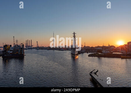 Sunrise, Blick von der Kaiser-Wilhelm-Brücke auf die Ao-, Antenne Tower, Lenkwaffen-Zerstörer Mölders, Deutsches Schifffahrtsmuseum, Wilhelmshave Stockfoto