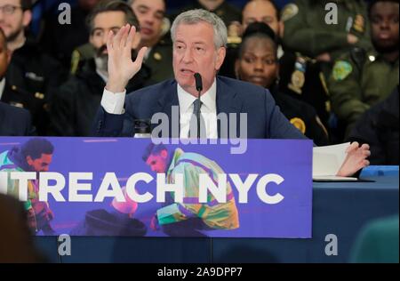 14 Street Y, New York, USA, 14. November 2019 - Bürgermeister Bill De Blasio kündigt die Markteinführung von Übertreffen NYC, eine neue, in der ganzen Stadt, multi-Agentur Mühe obdachlosen New Yorker in allen fünf Boroughs mit neu Stellvertretender Bürgermeister für Gesundheit und soziale Dienste, Dr. Raul Perea-Henze, heute während einer Pressekonferenz auf der 14. Straße Y in New York City ernannt. Foto: Luiz Rampelotto/EuropaNewswire PHOTO CREDIT OBLIGATORISCH. | Verwendung weltweit Stockfoto