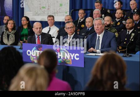 14 Street Y, New York, USA, 14. November 2019 - Bürgermeister Bill De Blasio kündigt die Markteinführung von Übertreffen NYC, eine neue, in der ganzen Stadt, multi-Agentur Mühe obdachlosen New Yorker in allen fünf Boroughs mit neu Stellvertretender Bürgermeister für Gesundheit und soziale Dienste, Dr. Raul Perea-Henze, heute während einer Pressekonferenz auf der 14. Straße Y in New York City ernannt. Foto: Luiz Rampelotto/EuropaNewswire PHOTO CREDIT OBLIGATORISCH. | Verwendung weltweit Stockfoto