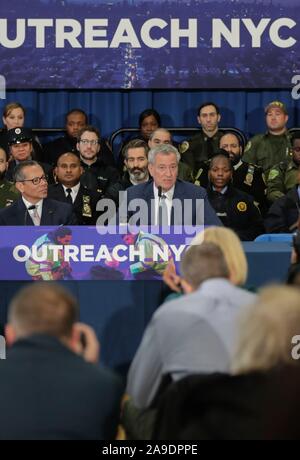 14 Street Y, New York, USA, 14. November 2019 - Bürgermeister Bill De Blasio kündigt die Markteinführung von Übertreffen NYC, eine neue, in der ganzen Stadt, multi-Agentur Mühe obdachlosen New Yorker in allen fünf Boroughs mit neu Stellvertretender Bürgermeister für Gesundheit und soziale Dienste, Dr. Raul Perea-Henze, heute während einer Pressekonferenz auf der 14. Straße Y in New York City ernannt. Foto: Luiz Rampelotto/EuropaNewswire PHOTO CREDIT OBLIGATORISCH. | Verwendung weltweit Stockfoto