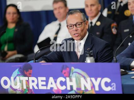 14 Street Y, New York, USA, 14. November 2019 - Bürgermeister Bill De Blasio kündigt die Markteinführung von Übertreffen NYC, eine neue, in der ganzen Stadt, multi-Agentur Mühe obdachlosen New Yorker in allen fünf Boroughs mit neu Stellvertretender Bürgermeister für Gesundheit und soziale Dienste, Dr. Raul Perea-Henze, heute während einer Pressekonferenz auf der 14. Straße Y in New York City ernannt. Foto: Luiz Rampelotto/EuropaNewswire PHOTO CREDIT OBLIGATORISCH. | Verwendung weltweit Stockfoto