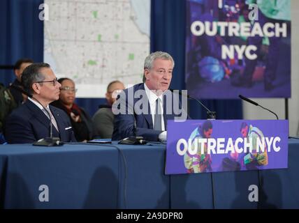 14 Street Y, New York, USA, 14. November 2019 - Bürgermeister Bill De Blasio kündigt die Markteinführung von Übertreffen NYC, eine neue, in der ganzen Stadt, multi-Agentur Mühe obdachlosen New Yorker in allen fünf Boroughs mit neu Stellvertretender Bürgermeister für Gesundheit und soziale Dienste, Dr. Raul Perea-Henze, heute während einer Pressekonferenz auf der 14. Straße Y in New York City ernannt. Foto: Luiz Rampelotto/EuropaNewswire PHOTO CREDIT OBLIGATORISCH. | Verwendung weltweit Stockfoto