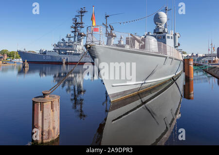 Schnellboot S 71 Gepard, im Hintergrund Lenkwaffen-zerstörer Mölders, Deutschen Marinemuseum am Südstrand von Wilhelmshaven, Niedersachsen, Stockfoto