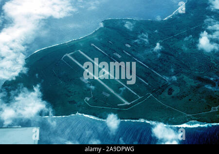 Eine Luftaufnahme von der USAAF North Field auf Tinian Island. Es war von hier im Zweiten Weltkrieg, die B-29-Bomber flogen long range Missionen gegen Festland Japan. Sowohl die Missionen zu Hiroshima und Nagasaki entstand aus dieser Landebahn Stockfoto