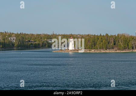 Hafen Leuchtturm auf einer frühen Frühling im Tobermory, Ontario Stockfoto