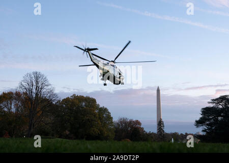 Washington, DC, USA. 14 Nov, 2019. Marine One, mit dem Präsidenten der Vereinigten Staaten Donald J. Trumpf an Bord, fährt der South Lawn des Weißen Hauses in Washington, DC, USA, am Donnerstag, 14. November 2019. Credit: Stefani Reynolds/CNP | Verwendung der weltweiten Kredit: dpa/Alamy leben Nachrichten Stockfoto
