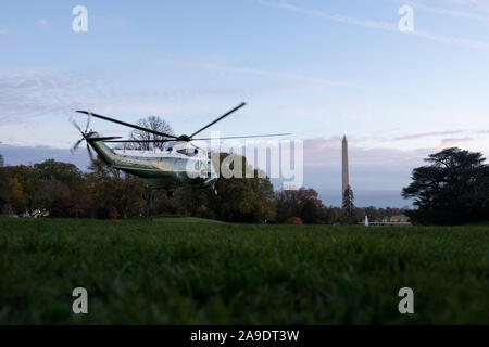 Washington, DC, USA. 14 Nov, 2019. Marine One, mit dem Präsidenten der Vereinigten Staaten Donald J. Trumpf an Bord, fährt der South Lawn des Weißen Hauses in Washington, DC, USA, am Donnerstag, 14. November 2019. Credit: Stefani Reynolds/CNP | Verwendung der weltweiten Kredit: dpa/Alamy leben Nachrichten Stockfoto