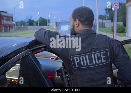 Detroit Polizist prüft einen Lieferwagen in Detroit, Michigan, USA Stockfoto