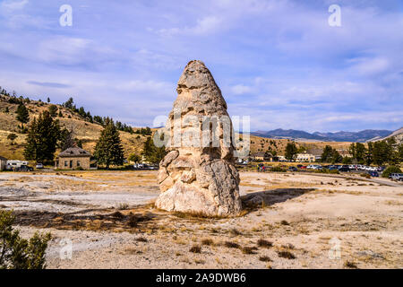 USA, Wyoming, Yellowstone National Park, Mammoth Hot Springs, unteren Terrassen, Liberty Cap, getrocknet bis hot spring Stockfoto