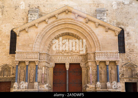 Kathedrale St. Trophime Eingang in Arles Frankreich Stockfoto