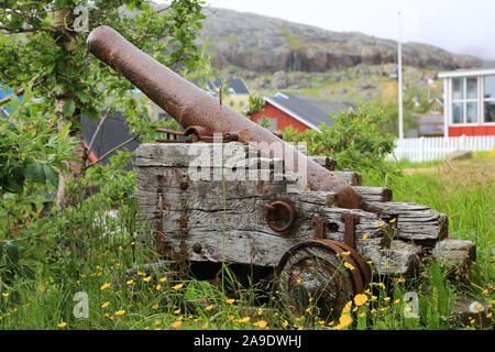 Eine alte Kanonen und Gewehr Schlitten in Qaqortoq, einer Stadt an der Westküste Grönlands. Stockfoto