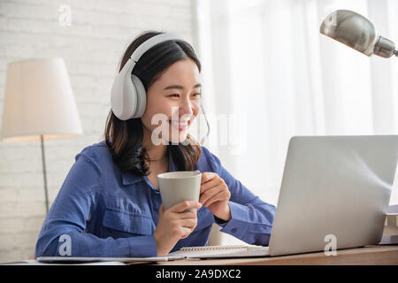 Junge Frauen online lernen Stockfoto