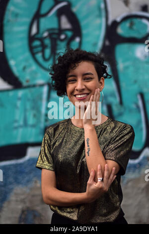 Lächelnde junge Latina Frau an der Kamera, Cali, Kolumbien Stockfoto