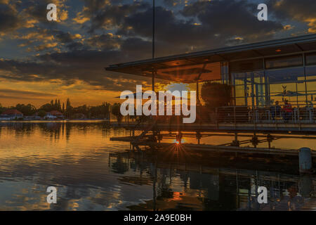 Hannover, Maschsee, Segelschule und Pier 51 im Sonnenuntergang Stockfoto