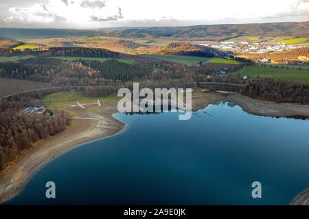 Luftaufnahmen, niedrige Wasser an der Henne See, Berghausen, Meschede, Sauerland, Nordrhein-Westfalen, Deutschland Stockfoto