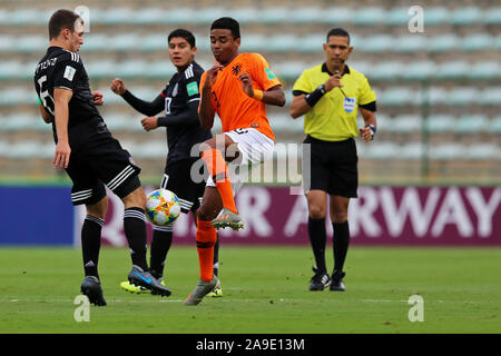 14. November 2019; Bezerrao Stadion, Brasilia, Distrito Federal, Brasilien; FIFA U-17-Weltmeisterschaft 2019 in Brasilien, Mexiko, Niederlande; Eugenio Pizzuto von Mexiko und Ian Maatsen der Niederlande Stockfoto