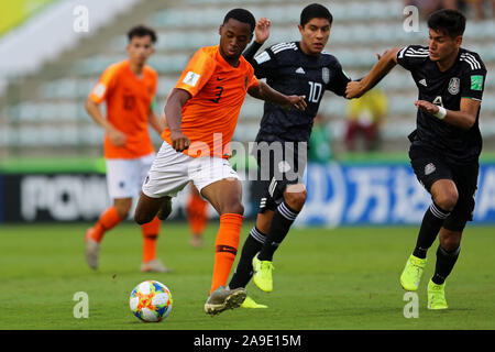 14. November 2019; Bezerrao Stadion, Brasilia, Distrito Federal, Brasilien; FIFA U-17-Weltmeisterschaft 2019 in Brasilien, Mexiko, Niederlande; Alejandro Gomez von Mexiko und Melayro Bogarde der Niederlande Stockfoto