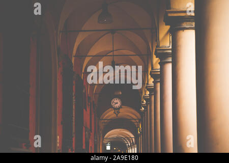 Eine Passage in der Altstadt von Bologna, Emilia Romagna, Italien, Europa Stockfoto