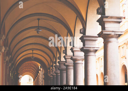 Eine Passage in der Altstadt von Bologna, Emilia Romagna, Italien, Europa Stockfoto