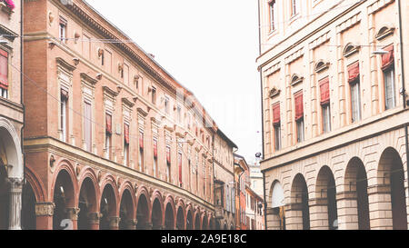 Eine Passage in der Altstadt von Bologna, Emilia Romagna, Italien, Europa Stockfoto