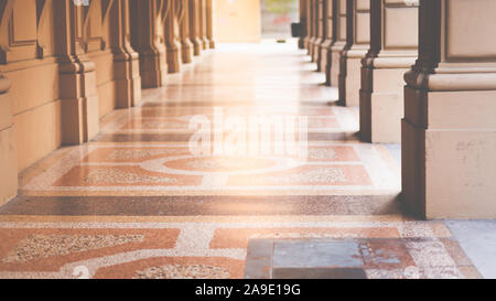 Eine Passage in der Altstadt von Bologna, Emilia Romagna, Italien, Europa Stockfoto