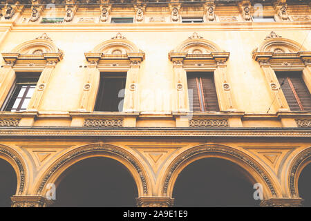 Eine Passage in der Altstadt von Bologna, Emilia Romagna, Italien, Europa Stockfoto