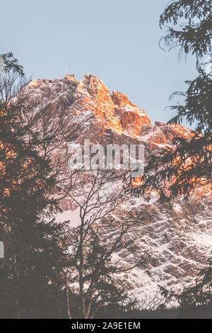 Eine Seilbahn Mast in das Zugspitzmassiv, der höchste Berg von Deutschland Stockfoto