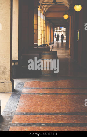 Eine Passage in der Altstadt von Bologna, Emilia Romagna, Italien, Europa Stockfoto