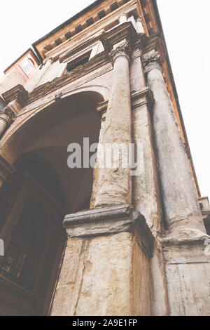 Eine Passage in der Altstadt von Bologna, Emilia Romagna, Italien, Europa Stockfoto