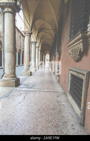 Eine Passage in der Altstadt von Bologna, Emilia Romagna, Italien, Europa Stockfoto