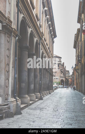 Eine Passage in der Altstadt von Bologna, Emilia Romagna, Italien, Europa Stockfoto