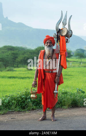 Naga Sadhu mit Trident, Porträt, Kumbhmela, Nasik, Maharashtra, Indien Stockfoto