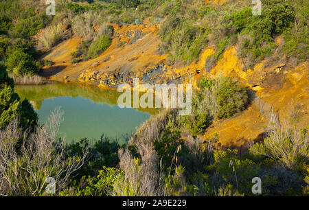Menschen außerhalb von Terra Nera, einem italienischen Restaurant in