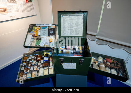 Eine Royal Flying Doctor Service medizinische Brust aus dem Jahr 1958, die von abgelegenen Gemeinden im Outback Australien verwendet wurde. Alice Springs, Northern Territory. Stockfoto