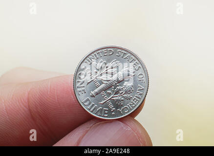 Foto von einem Mann mit einem amerikanischen Dollar Groschen. Stockfoto