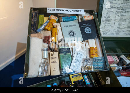 Eine Royal Flying Doctor Service medizinische Brust aus dem Jahr 1958, die von abgelegenen Gemeinden im Outback Australien verwendet wurde. Alice Springs, Northern Territory. Stockfoto