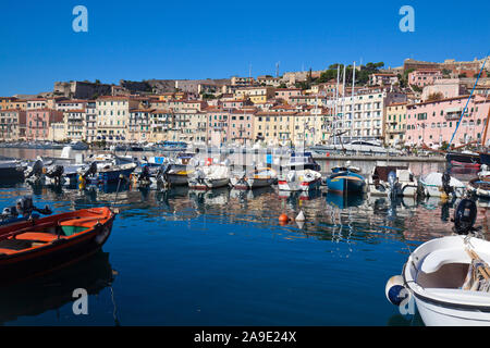 Boote im Hafen mit lokalen Blick auf Portoferraio auf der Insel Elba Stockfoto