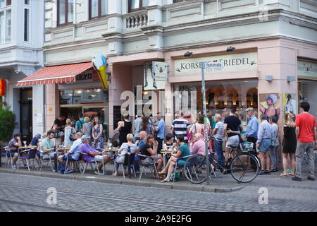 Straßencafes in den Ostertorsteinweg mit Dämmerung, Bremen, Deutschland, Europa Stockfoto