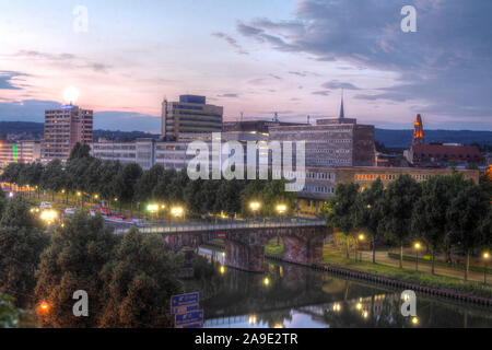 Stadtzentrum mit der Saar mit der Dämmerung, Saarbrücken, Saarland, Deutschland, Europa Stockfoto