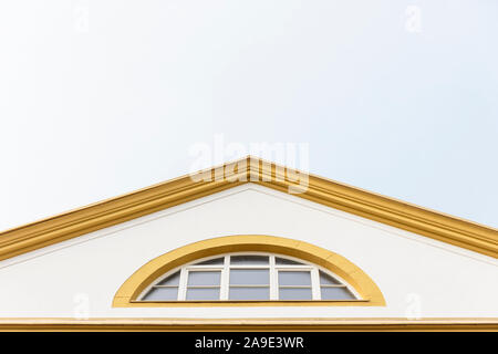 Europa, Deutschland, Nordrhein-Westfalen, Bielefeld. Giebel eines ehemaligen Patrizierhaus (19. Cent.) in der Altstadt Stockfoto