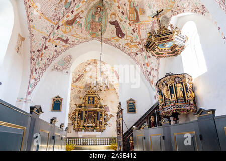 Europa, Dänemark, Møn, Elmelunde. Kirchenschiff, Kanzel und Altar der Kirche von Elmelunde, mit den berühmten Fresken unbekannte sogenannte Elmelunde Master (Ausfüh Stockfoto