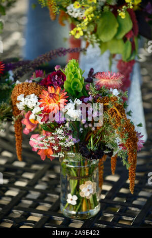 Schnittblume, Schnittblumen, Display, Displays, Arrangement, Arrangements, Sommerblumen, Stauden, Mix, Gemischt, frische Blumen, Gärten, Vase, Becher, Vasen, Krüge, RM Florals Stockfoto