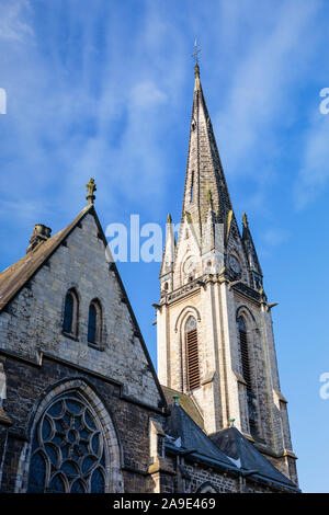 Europa, Deutschland, Nordrhein-Westfalen, Bielefeld. Turm und Querschiff der Pauluskirche (1883 im Morgenlicht geweihten). Stockfoto