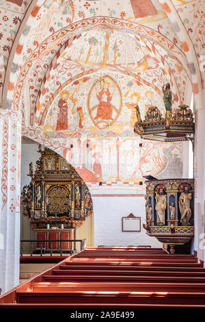 Europa, Dänemark, Møn, fanefjord. Die Kanzel (ca. 1645), Altar und Gang des Ventilators fjord Kirche (Ende 13. Cent.), oberhalb der berühmten Fresken des u Stockfoto