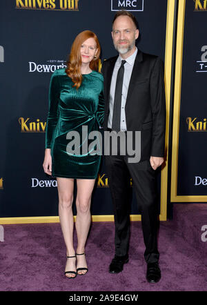 Los Angeles, USA. 14 Nov, 2019. Nathan Johnson & Katie Chastain bei der Premiere von "Messer Aus' im Regency Dorf Theater. Foto: Paul Smith/Alamy leben Nachrichten Stockfoto