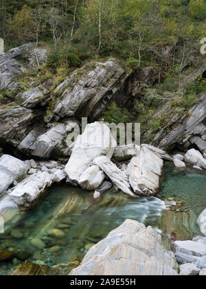 Wild River zwischen Felsen im Val Verzasca, Tessin, Schweiz Stockfoto