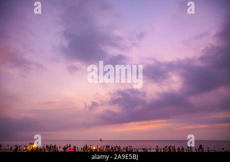 Sonnenuntergang Himmel Landschaft über Hügel Stockfoto