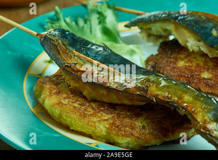 Boxty mit Makrelen, in der Pfanne gebratenen Makrelen und Kartoffelpuffer. Stockfoto