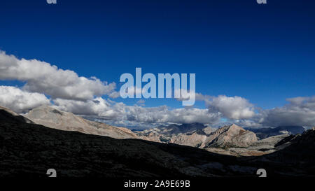 Fanes Plateau mit Neuner und Col Becchei, in Wolken Hohe Gaisl und Monte Cristallo, Naturpark Fanes-Sennes-Prags, Südtirol, Stockfoto