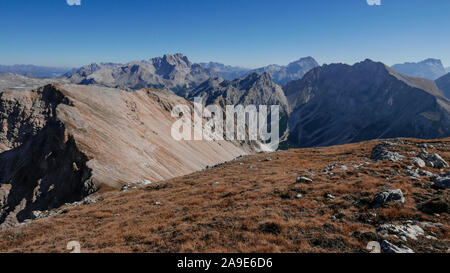 Blick über Valun de Fanes zwischen Piz de Sant Antone und Col Becchei, Fanes, Südtirol, Belluno mit Hohen Gaisl und Monte Cristallo und So Stockfoto